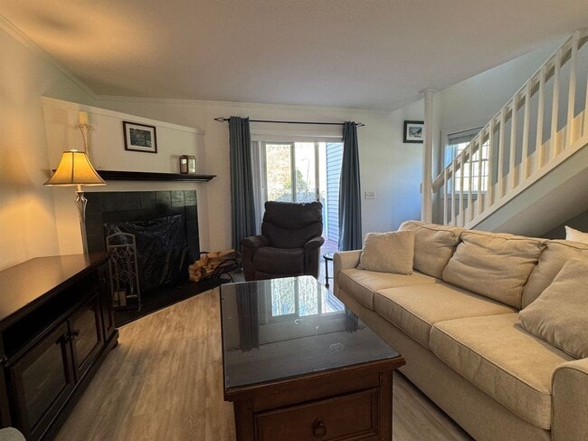 Foto del edificio - 158 Riverside Townhouses Rd
