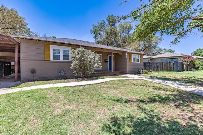 Building Photo - Beautiful Tech Terrace Home! Full of Chara...