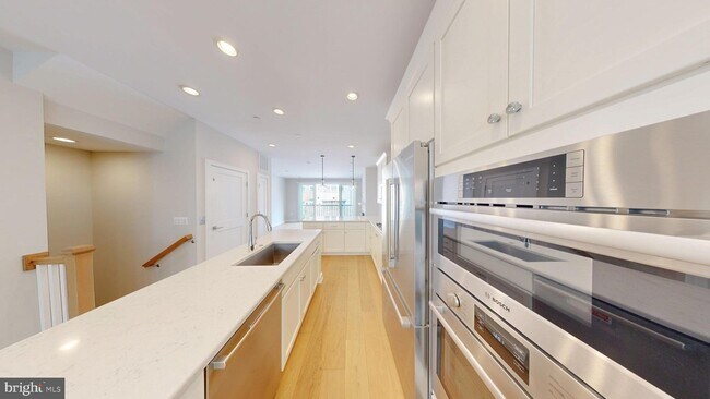 Photo - 10324 Grosvenor Place Unit Townhome