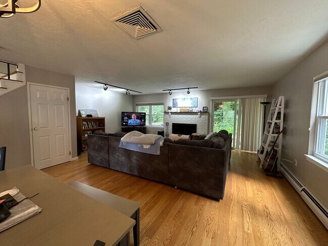 Foto del edificio - Townhouse, Central AC, 2 Parking Spots