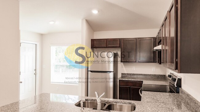 Building Photo - Luxurious 2 Bed / 2 Bath available NOW!
