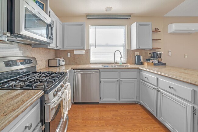 Foto del edificio - BEAUTIFUL SINGLE SOTRY 3 BEDROOM HOME IN L...