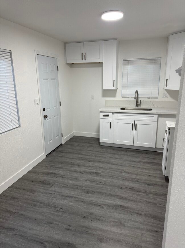 Foto del edificio - 583 W 16th St