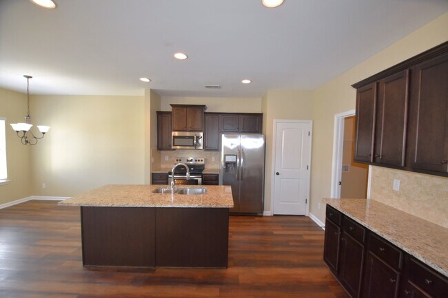 Building Photo - 200 Magnaview Dr