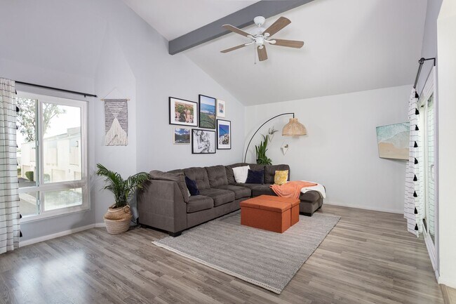 Foto del edificio - 3 bed 2 bath Townhouse located in South Coast Metro