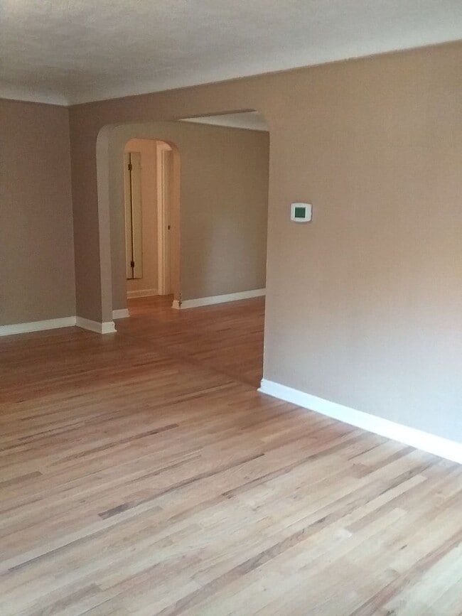 Building Photo - Charming 2 Bedroom House