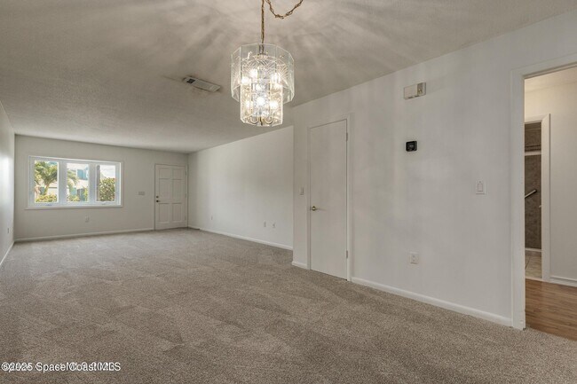 Foto del edificio - 302 Emerald Pl E