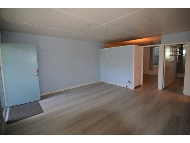 Building Photo - Immaculate 2/1/1 Renovated Unit at Diamond...