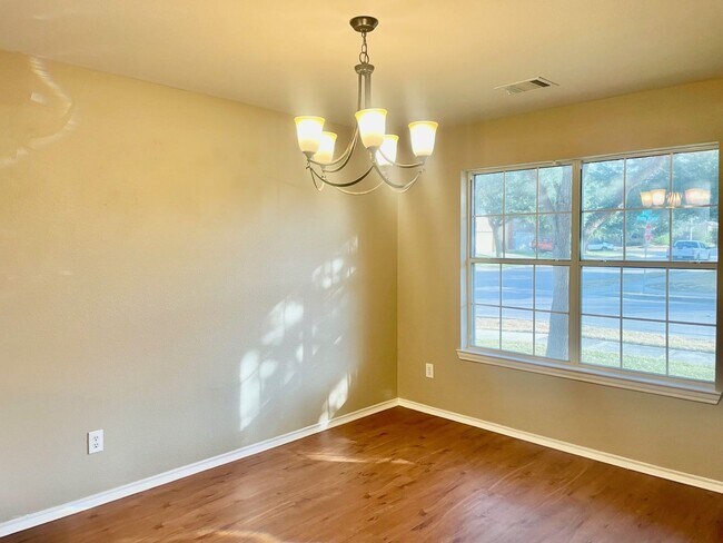 Foto del edificio - BEAUTIFUL 4 BR/2BTH HOUSE LOCATED IN CIBOLO AVAILABLE NOW!!