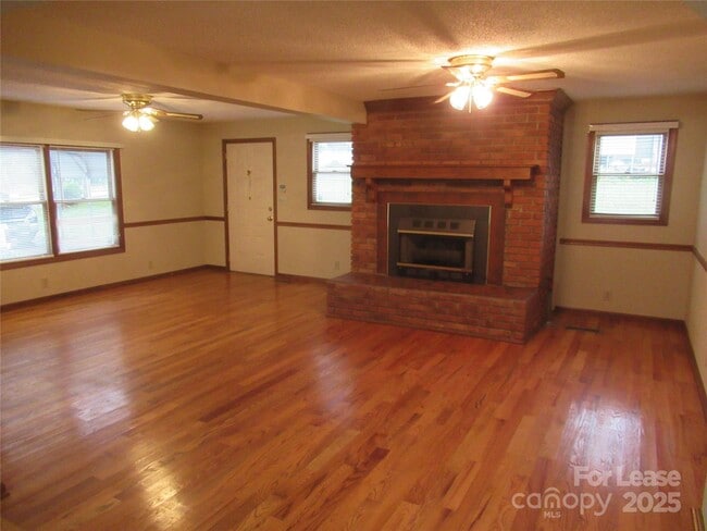 Building Photo - 106 E Klutz St