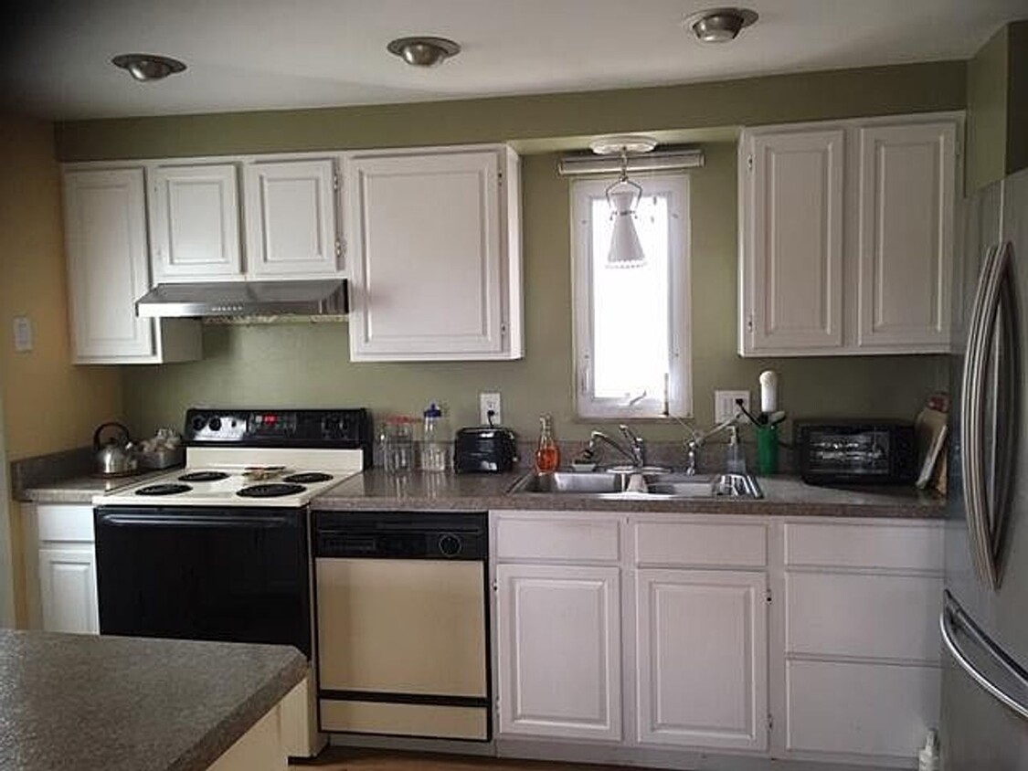 Foto principal - Forest Hills - House Share - 1 BR Available