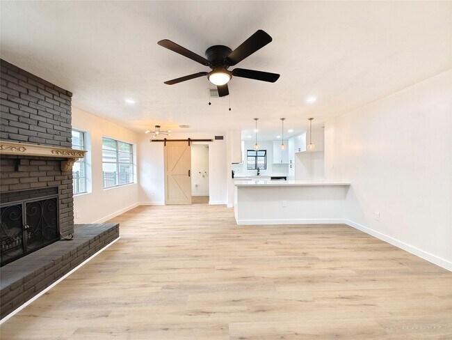 Foto del edificio - 4106 Clovernook Ln