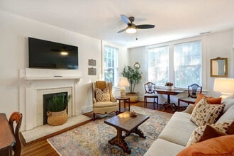 Building Photo - 306 E Victory Dr