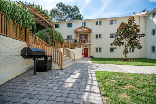 Building Photo - 1104 N Greensboro St