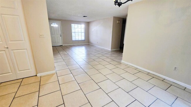 Building Photo - 2906 Cedaridge Dr