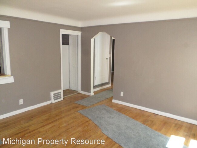 Building Photo - 4 br, 1 bath House - 16600 Stahelin Ave