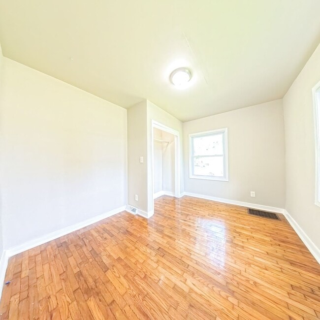 Building Photo - Cozy 3 Bedroom 1 Bathroom- Located near bl...