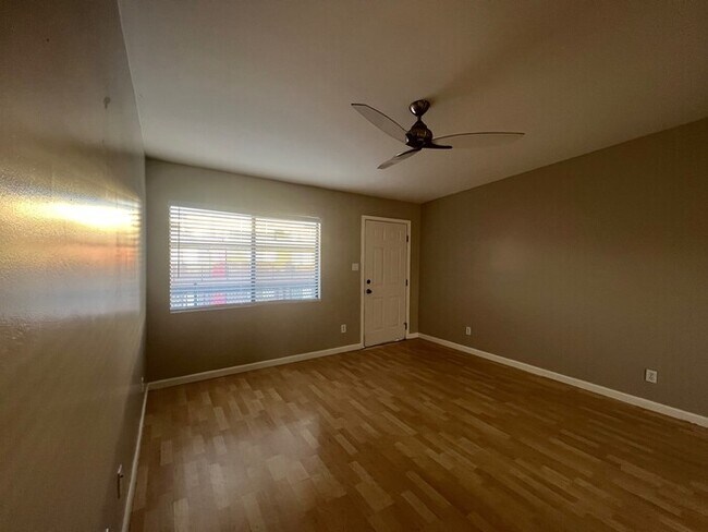Building Photo - $150 OFF MOVE IN COSTS! Remodeled Central ...