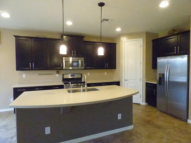 Foto del edificio - Upgraded kitchen and lots of sq ft in Verrado!