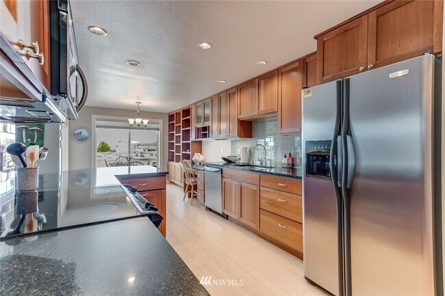 Building Photo - Spacious 2 Bedroom Condo with Fireplace & ...