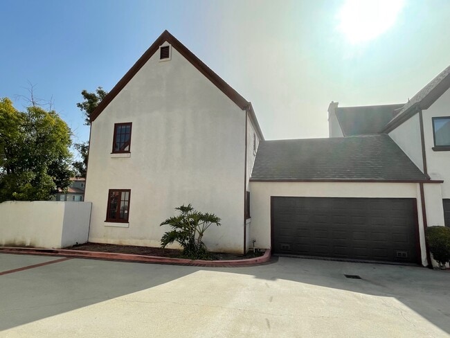 Building Photo - 733 Keniston Ave