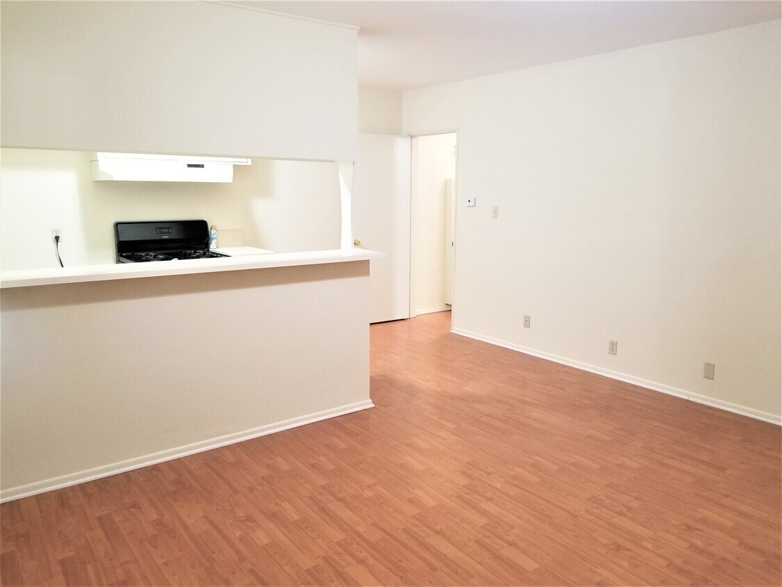 Primary Photo - 323 N Howard St