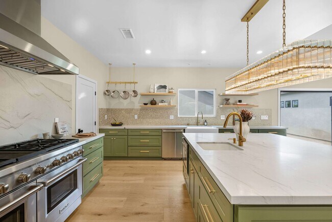 Foto del edificio - Eastside Gem - Fully Remodeled Modern Contemporary on Coveted Horseshoe Street