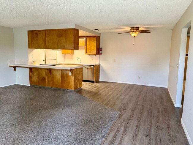 Building Photo - 537 W Escalon Ave