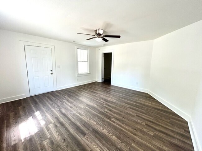 Building Photo - MOVE IN READY TWO BEDROOM ONE BATH - GREAT...