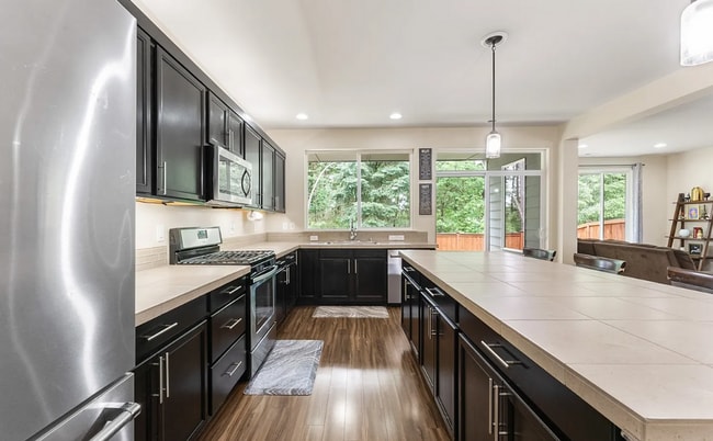 Building Photo - Gorgeous 4 Bedroom Puyallup Home in Gated ...