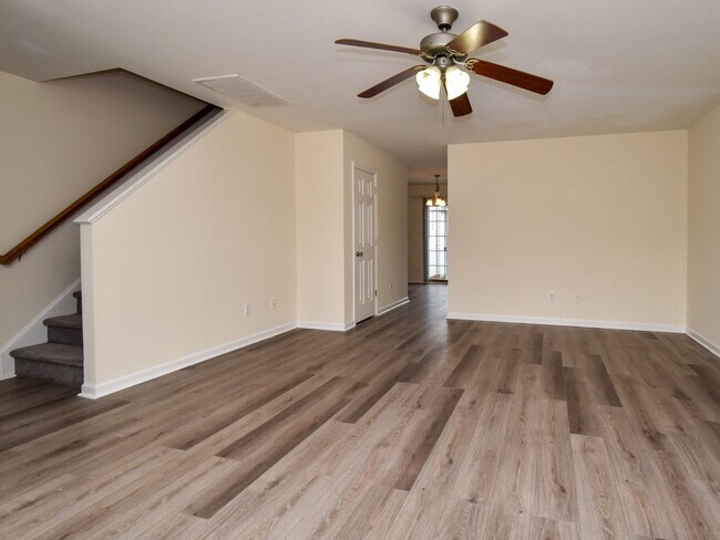 Foto del edificio - Charming 3-Bedroom Townhome in Prime Winst...