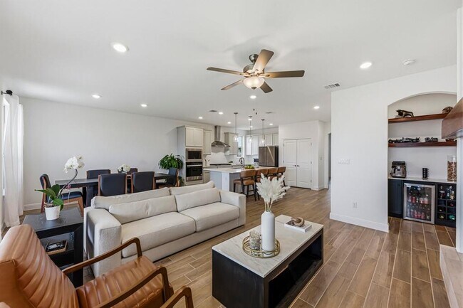 Building Photo - 6700 Cliff Rose Dr
