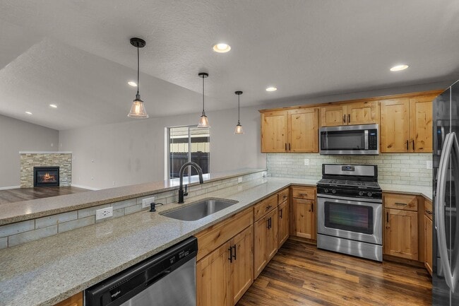 Building Photo - 4 Bed 2.5 Bath Single level - Fenced