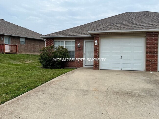 Foto del edificio - Ranch townhome w/ Mowing provided