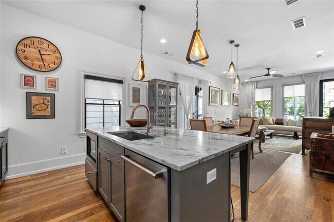 Foto del edificio - 518 Bismark Rd NE