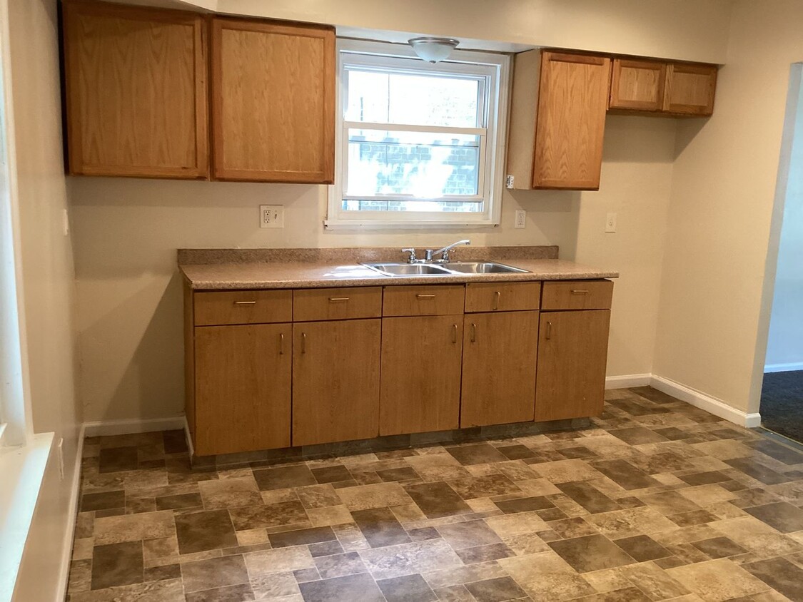 Foto principal - 2 Bedroom Single Family Home in Hampton He...