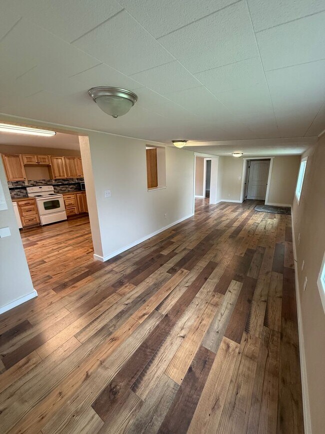 Foto del edificio - Updated 2 Bedroom, 1 Bath Home – Quiet Inside, Even Next to the Freeway