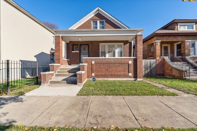Building Photo - Spacious 5BR House in Chicago