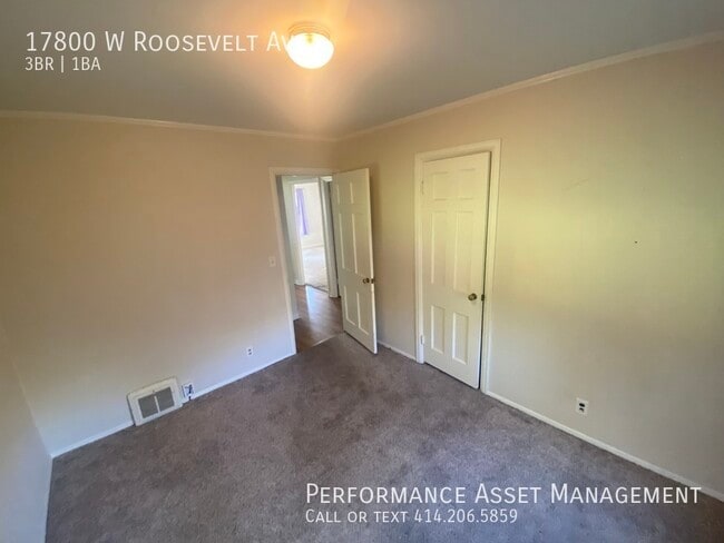 Building Photo - BEAUTIFUL SINGLE FAMILY IN NEW BERLIN