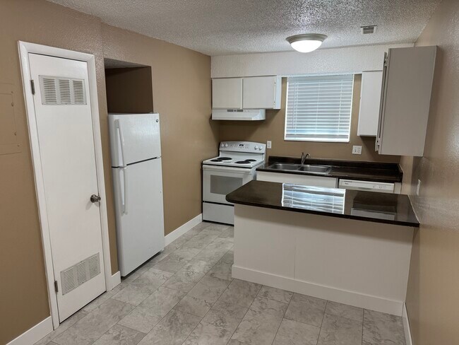 Building Photo - Magnussen Apartments