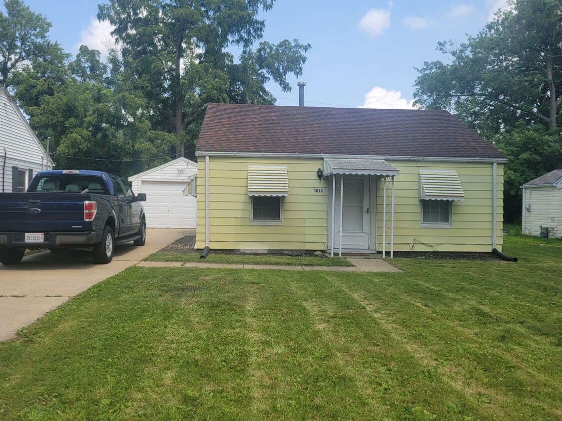Foto principal - 2 Bedroom, 1 Bath Home w/Garage Available ...