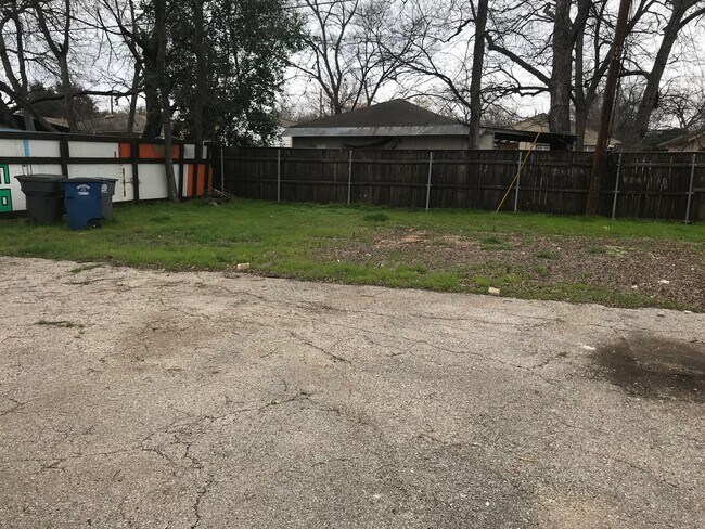 Building Photo - 512 Graham Ave