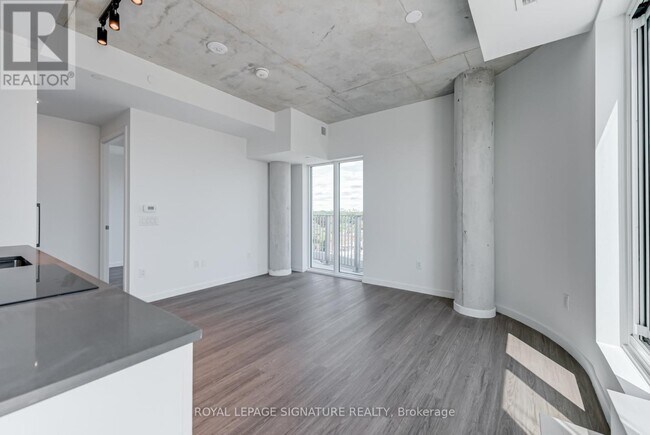 Building Photo - 689-689 The Queensway
