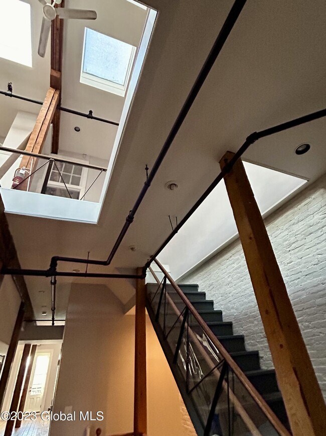 Building Photo - 169 River St