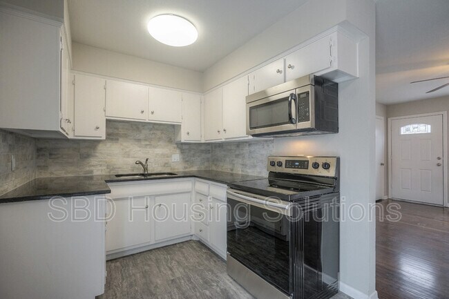 Foto del edificio - 17000 E 3rd St Ct N