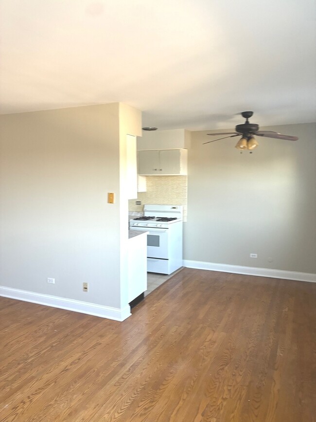 Foto del edificio - 6300 W Irving Park Rd