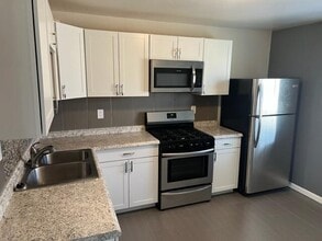 Building Photo - 1812 Buena Vista Dr SE