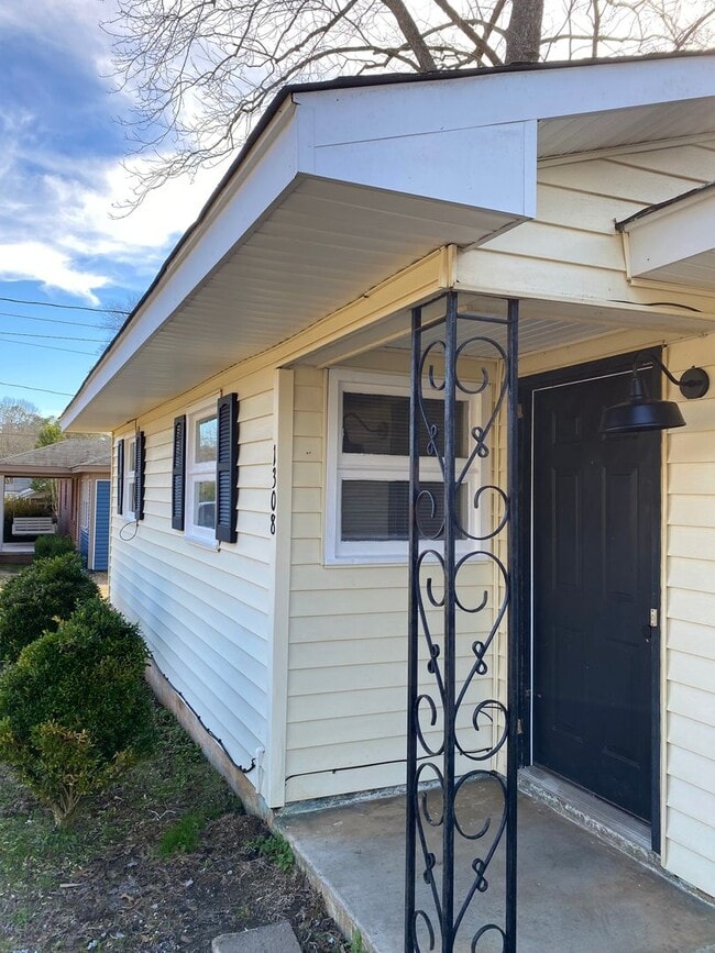 Foto del edificio - Charming 3 Bedroom House in Quite Neighborhood