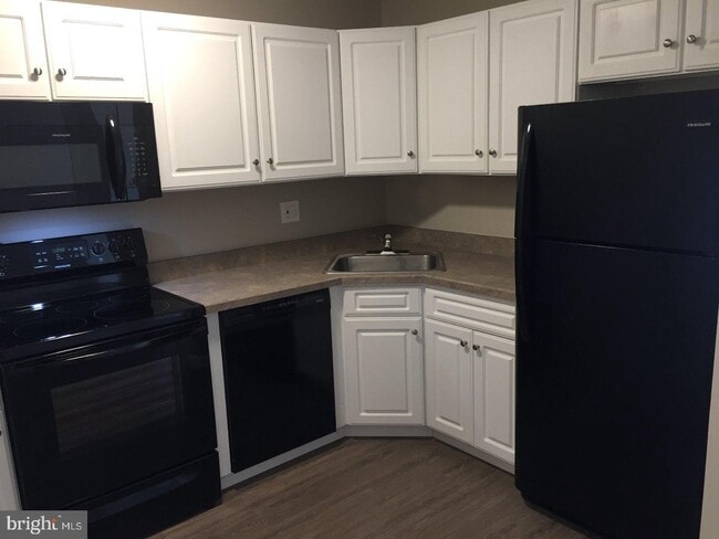 Building Photo - 1402 Huntingdon Mews