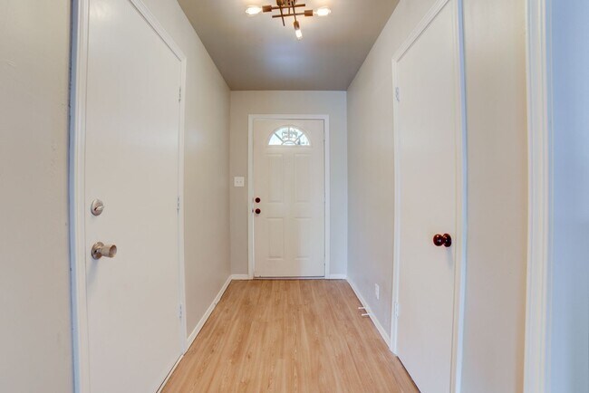 Building Photo - S 67th Ave E Duplex